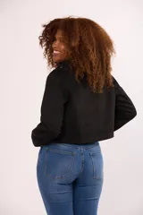Chaqueta tipo cazadora de gamuza en color negro, con cierre frontal y bolsillos laterales con cremallera metálica.