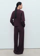 Pantalón de corte recto y pernera ancha, color bordó, con cintura elástica y bolsillos laterales.