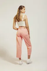 Pantalón de jean color amarillo pastel, de corte recto y tiro medio, con diseño de cinco bolsillos y cierre frontal con botón y cremallera.