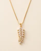 Collar de bronce con cadena fina dorada y un dije colgante en forma de espiga decorado con circonias blancas.
