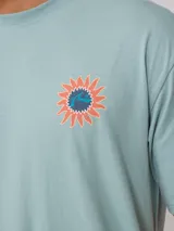 Remera blanca de manga corta de ajuste holgado con estampa en el pecho.