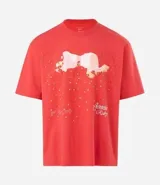 Remera de corte boxy en color rojo, con cuello redondo y mangas cortas. Presenta una estampa frontal con una ilustración fotográfica y la firma Jennie Ruby en tipografía cursiva.