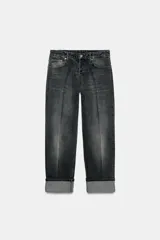 Jeans de tiro bajo y corte recto, confeccionados en denim azul con lavado clásico. Presentan cinco bolsillos, trabillas en la cintura, raya planchada frontal y bajo con vuelta marcada.