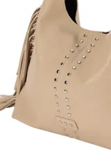 Cartera tipo hobo color beige, confeccionada en cuero sintético, con flecos laterales y detalle de tachas metálicas en el frente.