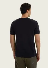 Remera blanca de corte regular y manga corta, con estampa frontal inspirada en un club de pesca en tonos azul y rojo.
