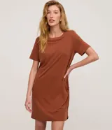 Vestido corto marrón modelo t-shirt de Marfinno, con mangas cortas, cuello redondo y bolsillos laterales.