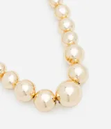 Collar dorado con esferas de tamaño gradual y cierre de gancho.