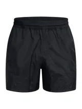Short deportivo Under Armour MS 96 TRRCE WVN de color negro, con tecnología UA Storm que repele el agua, tejido ligero y duradero, cintura elástica y bolsillos laterales.