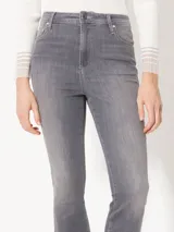 Pantalón de jean gris, de tiro medio y corte cropped.