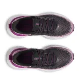 Championes de running Under Armour Infinite, color negro con detalles en lila y suela blanca.
