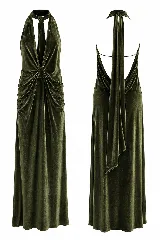 Vestido largo de terciopelo negro, con diseño al cuerpo, escote halter y pronunciado escote en V con frunce central.