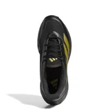 Championes Adidas Game Chaser de entrenamiento, color negro con detalles en dorado. Presentan un diseño con las tres bandas características de la marca en los laterales, entresuela con tecnología LightMotion para mayor amortiguación y cierre con cordones.