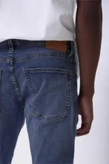 Pantalón de jean azul de corte recto.