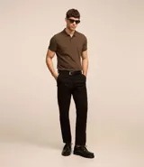 Polo de hombre slim fit color beige, confeccionada en tejido de media malla acanalada de algodón sostenible, con cuello clásico con botones y mangas cortas.