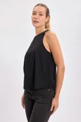 Musculosa negra con cuello redondo y sisas amplias.