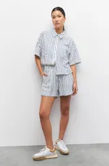 Short celeste con rayas verticales blancas, con cintura elastizada y cordón ajustable.