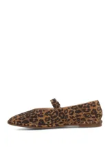 Chatita ballerina de gamuza con estampado animal print de leopardo, diseño plano y tira fina en el empeine con hebilla metálica dorada.