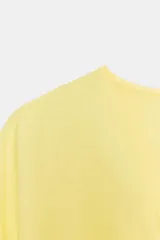 Kimono asimétrico de color amarillo claro, con escote pico y mangas largas amplias.