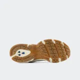 Championes New Balance 530 color gris y blanco, con capellada de malla y cuero sintético, entresuela con tecnología ABZORB y suela de goma color caramelo.