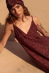 Vestido largo hasta el tobillo color marrón con estampado animal, breteles finos y escote en V profundo con detalle de flor.