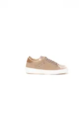 Championes de cuero legítimo color dorado con acabado metalizado, pasamontañas con cordones al tono y suela blanca con detalles de perforaciones laterales y talón contrastante.