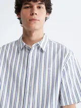 Camisa de manga corta para hombre, color blanco con rayas verticales finas en tonos azul y gris oscuro. Presenta cuello clásico y corte relajado (relaxed fit).