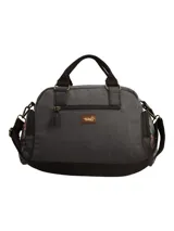 Cartera tipo bandolera de color gris con diseño patchwork étnico en el bolsillo frontal. Cuenta con doble asa superior, correa ajustable y removible, múltiples bolsillos con cierre y un llavero decorativo con borlas y cuentas.