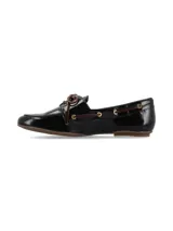 Mocasín náutico Fico de cuero charol negro, con cordones de cuero marrón y ojales metálicos dorados.