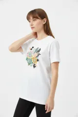 Remera de algodón blanca, de manga corta y cuello redondo, con estampado floral multicolor en el pecho.