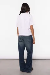 Remera negra de jersey con cuello alto, corte boxy fit y mangas cortas. Estampa transparente centrada en la espalda.