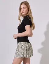 Remera negra de tejido rib, marca Tahari, con escote redondo y mangas cortas.