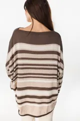 Sweater de tejido de punto a rayas horizontales en tonos celeste, marrón tostado y amarillo, de corte holgado, mangas caídas y escote bote.