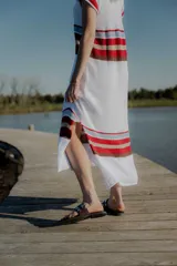 Vestido largo tejido a rayas horizontales en color blanco, rojo, marrón y celeste.