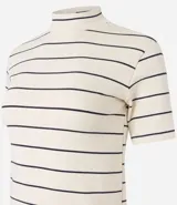 Blusa de ribana color marrón con rayas horizontales blancas, cuello medio, mangas cortas y corte ajustado.