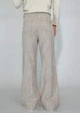 Pantalon de corte recto y tiro medio, confeccionado en tejido con textura jaspeada en tonos grises y azules, con ruedo desflecado.