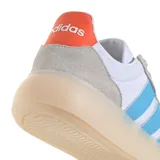 Championes urbanos Adidas modelo Barreda Decode, con diseño retro. Presentan una base de nylon blanco con superposiciones de gamuza gris claro, icónicas tres tiras laterales en color celeste y suela de goma translúcida con acabado amarillento.