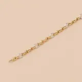 Pulsera de eslabones intercalados en oro amarillo y oro blanco de 9k, con diseño de cadena clásica.