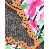 Bikini de diseño triangular con estampado floral en tonos fucsia, naranja y verde sobre fondo a rayas. El corpiño presenta detalles de bordes festoneados en color naranja y tiras ajustables. La bombacha es de corte tanga con tiras laterales ajustables.