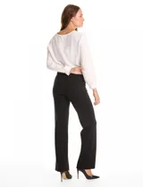 Pantalón de vestir marca Tahari, corte wide leg con tiro alto y cintura elástica. Confeccionado en tejido elastizado de textura lisa.