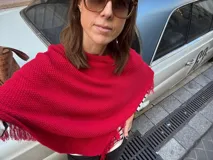 Poncho tejido en hilo de algodón, color rojo, con diseño de cuello redondo y terminaciones con flecos en el ruedo.
