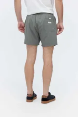 Short de baño de color marrón con textura en relieve, cintura elástica con cordón ajustable, bolsillos laterales y bolsillo trasero con detalle de la marca.