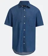 Camisa de manga corta confeccionada en algodón, con cuello camisero, cierre frontal abotonado y un bolsillo en el pecho.