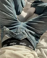 Pack de tres boxers de algodón con cintura elástica personalizada con logo estampado. Incluye un modelo en color negro, uno en gris melange y uno en azul marino.