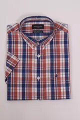 Camisa de manga corta Brooksfield con estampado de cuadros en tonos azul, terracota y blanco. Presenta cuello abotonado, cierre frontal con botones, bolsillo en el pecho con logo bordado y ajuste regular.