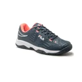 Championes de tenis Fila Forehand, color azul marino con detalles en coral y blanco, diseñados para ofrecer soporte y comodidad en la cancha.