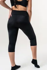 Calza tipo capri deportiva de tiro alto, con faja de doble tela y elástico en la cintura para mayor ajuste y soporte.