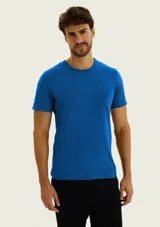 Remera básica de manga corta, color gris melange, de corte slim y cuello redondo.