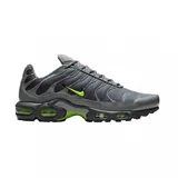 Championes Nike Air Max Plus de diseño técnico, color gris con detalles en verde neón en el logo lateral y en las unidades de aire de la suela. Presentan una estructura de malla transpirable con refuerzos sintéticos ondulados.