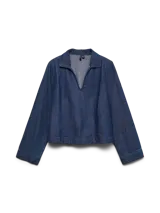 Top de manga larga en denim azul medio, con cuello camisero abierto en V y mangas amplias. Corte regular.