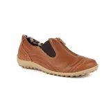 Zapato deportivo de cuero color beige, con perforaciones decorativas, elásticos laterales y cierre frontal con cremallera. Suela de goma texturizada.